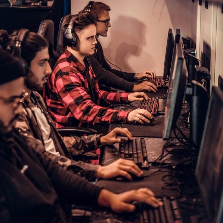 team-teenage-gamers-plays-multiplayer-video-game-pc-gaming-club_613910-19162